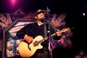 American musician Darius Rucker, of the band Hootie and the Blowfish, performs onstage at the World Music Theater, Tinley Park, Illinois, October 3, 1998.
