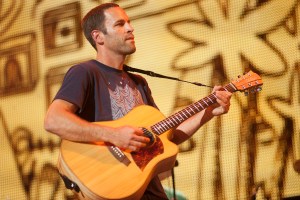 American musician Jack Johnson performs onstage during the Farm Aid benefit concert at Saratoga Performing Arts Cente, Saratoga Springs, New York, September 21, 2013. (Photo by Paul Natkin/Getty Images)